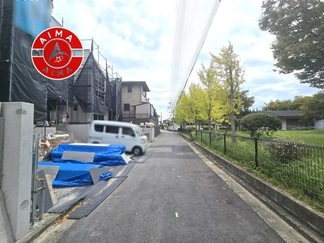 福岡市東区美和台5丁目第10-2棟（1号棟）の前面道路含む現地写真|前面道路は閑静な住宅地をはしる車通りの少ない道路。お車の出し入れが苦手なママや小さなお子様にも安心ですね。しっかり舗装もされているので、ベビーカーや自転車で通っても快適に通行できます。