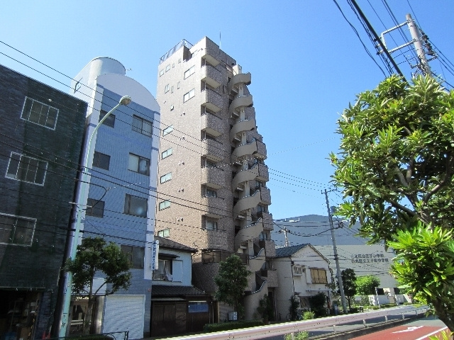 グランシャリオの外観|青空に映える建物です☆