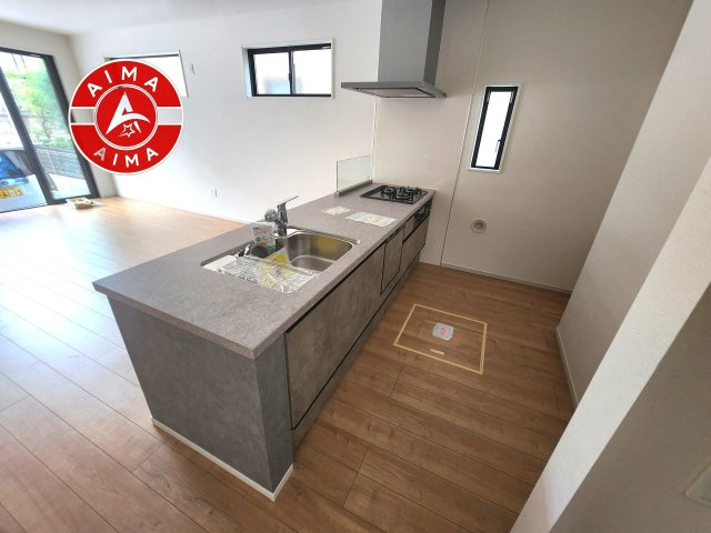 福岡市中央区笹丘3丁目第1-3棟（3号棟）　のキッチン|ダイニングテーブルへの配膳がラクラク、お料理はかどるカウンター付きシステムキッチン！