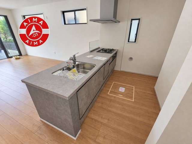 福岡市中央区笹丘3丁目第1-3棟（3号棟）　のキッチン|ダイニングテーブルへの配膳がラクラク、お料理はかどるカウンター付きシステムキッチン！
