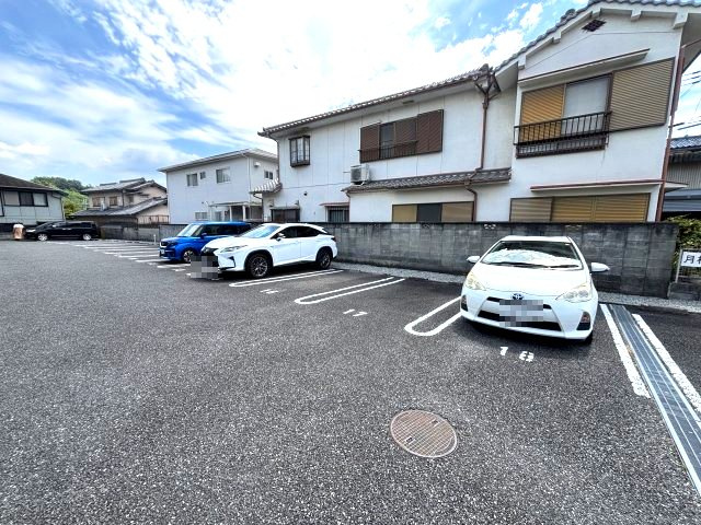 シャーメゾン　サラの駐車場