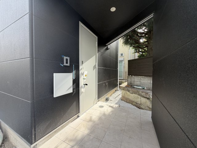 鶴見区元宮１丁目（新築戸建全4棟）【駅徒歩7分/LOW-Eガラス/オープン階段】の玄関