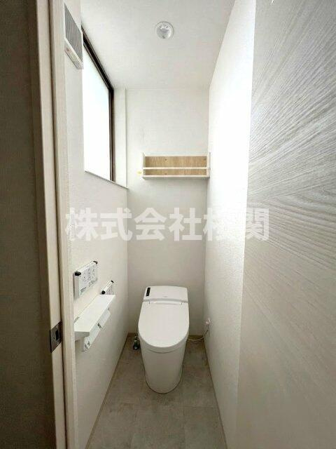 ＪＫ　ＰＡＬＡＣＥ森のトイレ|トイレ内に窓有りなので、明る…