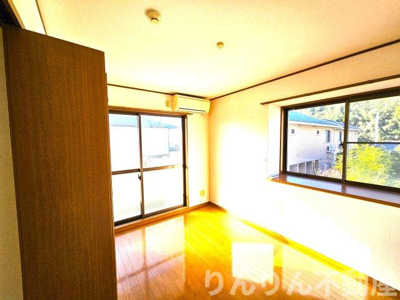 【洋室】 | ハーブメゾン井川 | 明るい洋室です