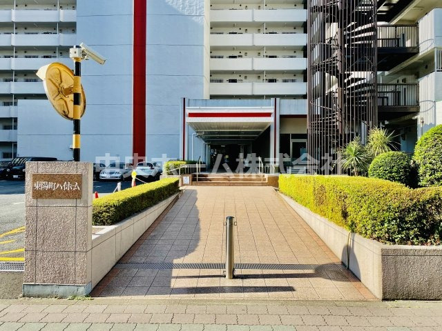 東陽町ハイホームA棟のエントランス|【エントランス】マンションのエントランスは、その物件の印象を決める、顔とも言える場所です。毎日通る場所ですからきれいなのが一番です。エントランス内はオートロックですので暮らしの安全も確保されています。
