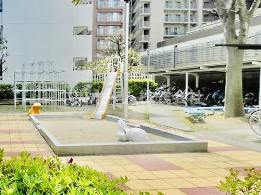 東陽町ハイホームA棟の中庭|敷地内には緑が多く住環境良好です
