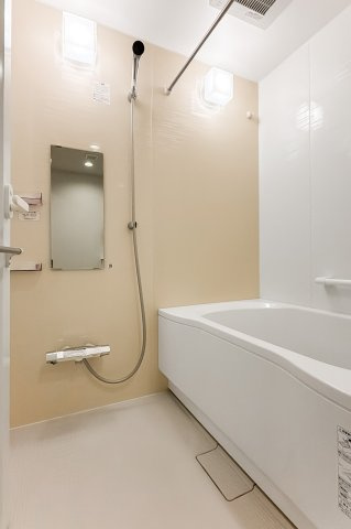 東陽町ハイホームA棟の浴室|【バスルーム】暖房換気乾燥機付きシステムバスルーム。暖房・冷風・換気・乾燥など、毎日を快適に過ごせるうれしい機能が揃っています。雨の日の洗濯物も安心です。