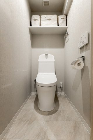 東陽町ハイホームA棟のトイレ|【トイレ】 収納スペースをしっかりと確保した温水洗浄便座機能付きトイレ。温水洗浄便座は清潔にお使いいただくための大切なアイテムです。