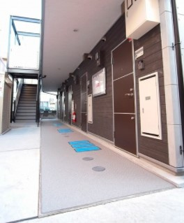 さいたま市大宮区土手町３丁目のアパートのロビー