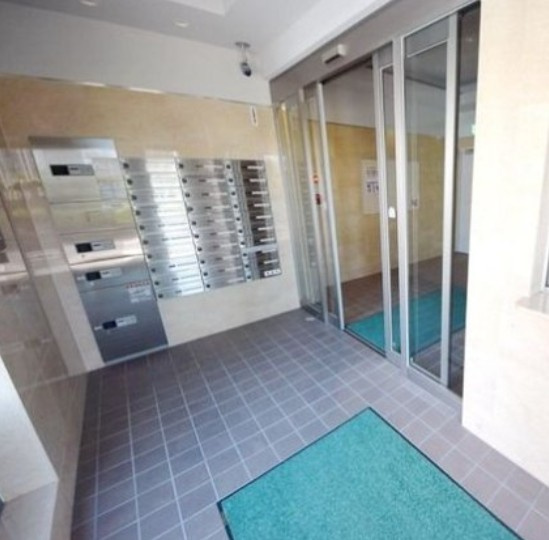 八王子市堀之内３丁目の賃貸マンションのエントランス