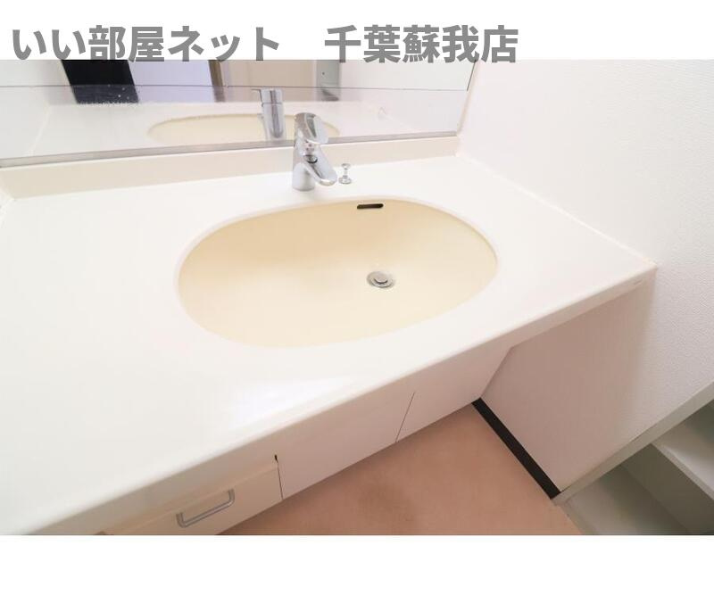 シャトーイノハナの洗面所|ゆったりとスペースのある洗面所