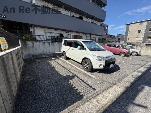 ロイヤルマンションの駐車場