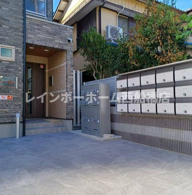 千葉市花見川区幕張町１丁目のアパートのエントランス