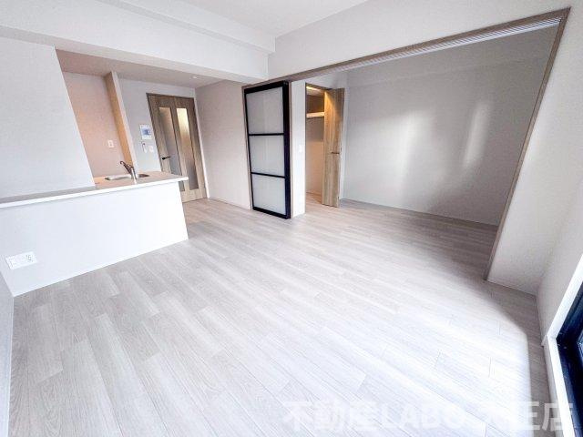 Louis Residence 弁天町 の居間・リビング