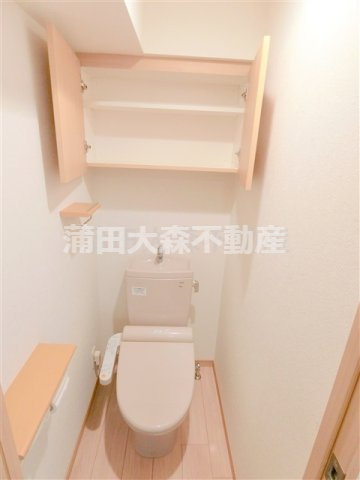ルーブル蒲田七番館のトイレ|棚収納と温水暖房便座付きのトイレ