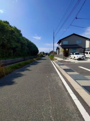 ■□R３年築日吉津村日吉津中古戸建□■の前面道路含む現地写真|こちらへ行くと小学校やイオンモール日吉津へ行く事ができます。