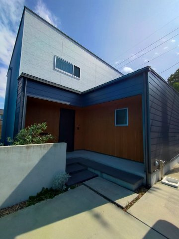 ■□R３年築日吉津村日吉津中古戸建□■の外観|令和3年築の戸建となります。
玄関部分は木の温もりを感じる事ができます。