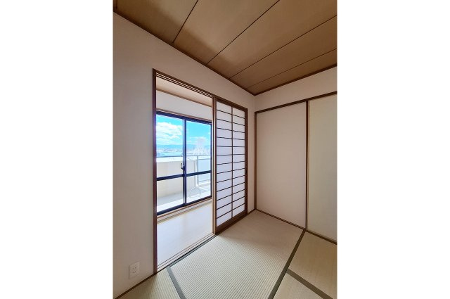 助松パーク・ホームズのその他|和室広縁：バルコニーへつながる広縁付き。室内にゆとりを感じられる空間です。