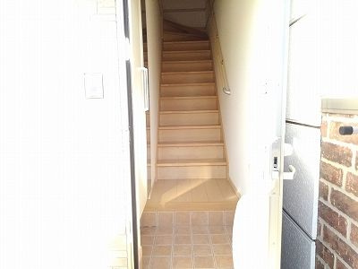 ファミ－ル中野　Ⅱの玄関
