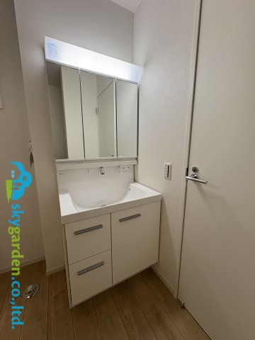 藤沢市片瀬４期　未入居戸建　全３棟３号棟の独立洗面台|独立洗面台あり、毎朝おしゃれに忙しい女性の方におすすめです