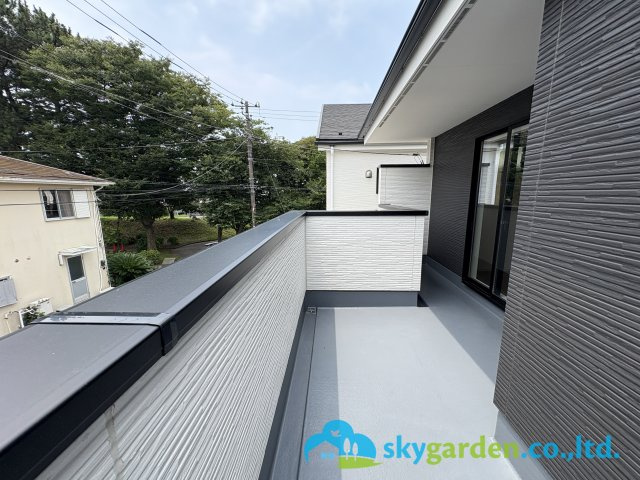 藤沢市片瀬４期　未入居戸建　全３棟３号棟のバルコニー|暖かな日差しのふりそそぐバルコニー