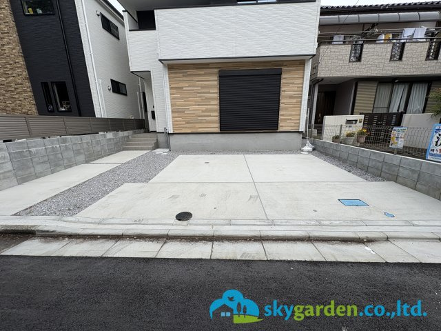 藤沢市片瀬４期　未入居戸建　全３棟３号棟の駐車場|車種により並列２台駐車可
