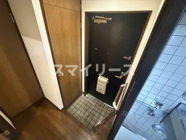 クリスタルマンションの玄関