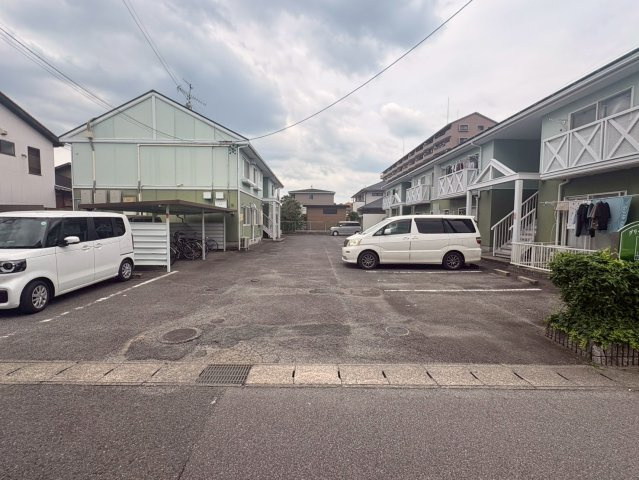 グリーンパーク根川Ｂの駐車場