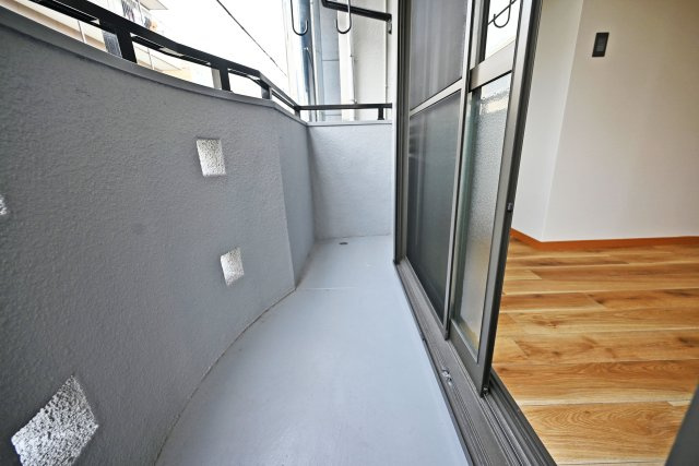 大阪市淀川区十三東４丁目中古一戸建て│4LDK＋駐車1台可のバルコニー|2階ベランダ
たっぷりの陽光が差し込む東向きの住まいです。