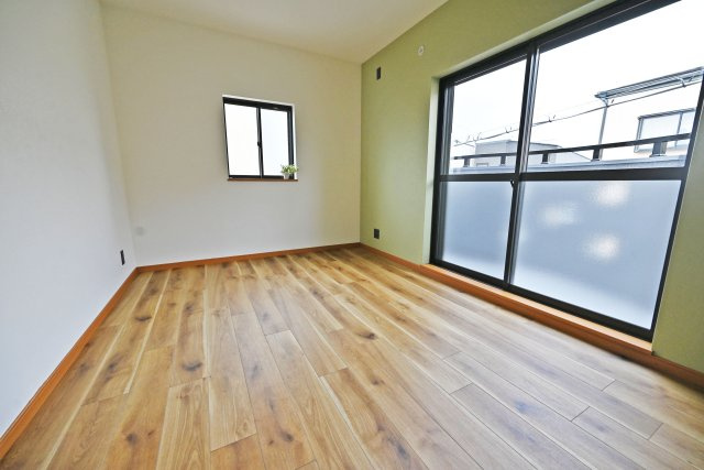 大阪市淀川区十三東４丁目中古一戸建て│4LDK＋駐車1台可の洋室|洋室約6.7帖
こちらの居室からは日当たりのいいバルコニーへ直接出入りいただけます。