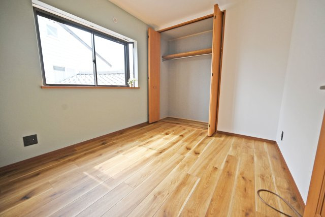大阪市淀川区十三東４丁目中古一戸建て│4LDK＋駐車1台可の子供部屋|洋室約6帖
子ども部屋に適した広さがあり、学習机やベッドもゆったりとレイアウトできます。