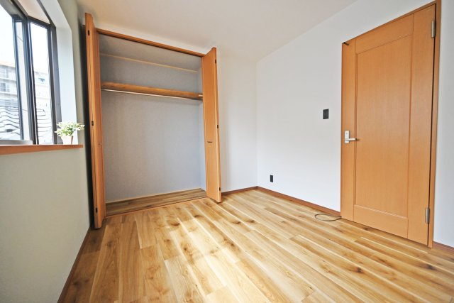 大阪市淀川区十三東４丁目中古一戸建て│4LDK＋駐車1台可の子供部屋|シンプルな内装でまとめられた洋室は、お好みの家具やインテリアが映える空間です。