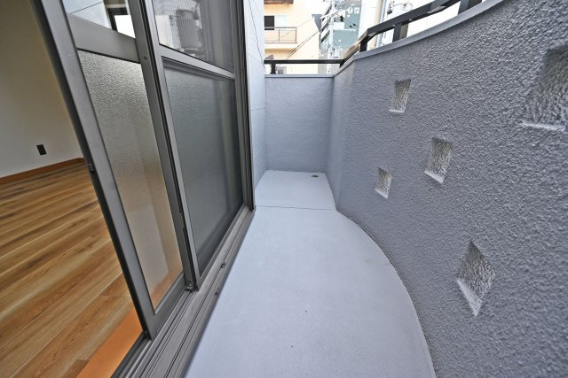大阪市淀川区十三東４丁目中古一戸建て│4LDK＋駐車1台可のバルコニー|2階・3階にバルコニーを設けているため、洗濯物の量が多い日でもゆとりを持って干すことができます。
