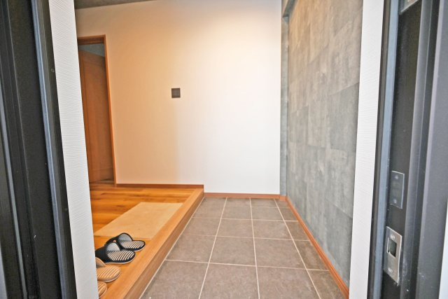 大阪市淀川区十三東４丁目中古一戸建て│4LDK＋駐車1台可の玄関|玄関はゆとりある広さを確保し、靴の脱ぎ履きがしやすい設計です。