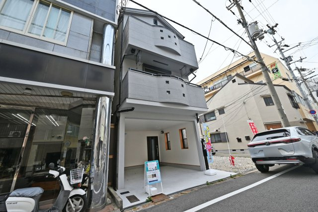 大阪市淀川区十三東４丁目中古一戸建て│4LDK＋駐車1台可の外観|近隣には小・中学校をはじめとした教育施設が充実しており、子育て世帯にもおすすめの住環境です。