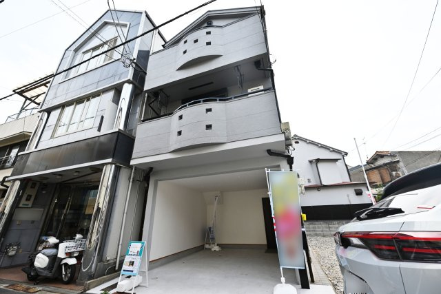 大阪市淀川区十三東４丁目中古一戸建て│4LDK＋駐車1台可の外観|ご不明な税金・諸費用についても丁寧にサポートいたします。現地見学で、住まいのイメージやご希望をぜひお聞かせください。