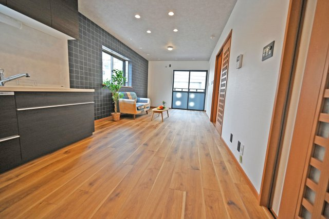 大阪市淀川区十三東４丁目中古一戸建て│4LDK＋駐車1台可の居間・リビング|LDK約14.5帖
家具のレイアウトがしやすい整った間取りで、ライフスタイルに合わせた空間づくりをお楽しみいただけます。毎日の暮らしを快適にサポートする、使い勝手の良い住空間です。