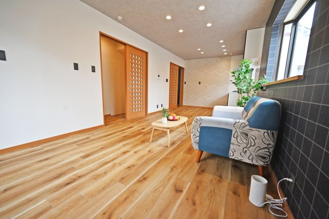 大阪市淀川区十三東４丁目中古一戸建て│4LDK＋駐車1台可の居間・リビング|人が集まりたくなる開放的な空間が、毎日の暮らしをより豊かに彩ります。