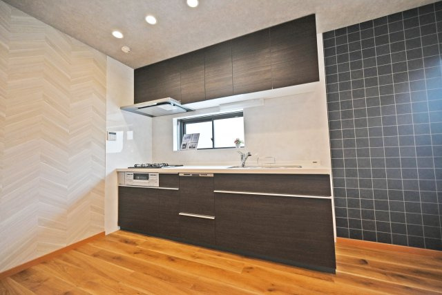 大阪市淀川区十三東４丁目中古一戸建て│4LDK＋駐車1台可のキッチン|収納力のある食洗機付きシステムキッチンで、白い壁紙との相性も良く、キッチンがより引き立って見えます。