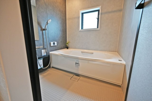 大阪市淀川区十三東４丁目中古一戸建て│4LDK＋駐車1台可の浴室|リフォーム済みの浴室で、新しく快適な空間に生まれ変わっています。