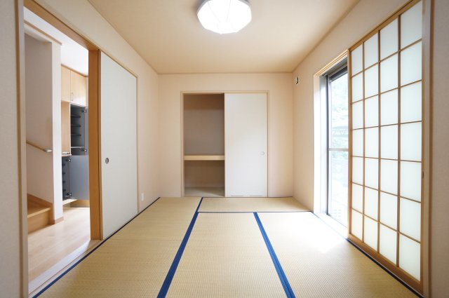 常滑市飛香台5丁目　中古戸建の和室|リビング横の4.5帖和室は来客用に客間として、お子様の遊び場などに大活躍のスペースです。収納もしっかりあるので、家事や趣味など様々なシーンで活用できます♪

