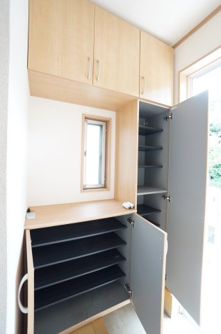 常滑市飛香台5丁目　中古戸建の玄関|玄関のシンプルなシューズボックスは大容量収納できて玄関はいつもスッキリと片付きそうです♪