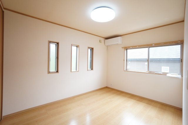 常滑市飛香台5丁目　中古戸建の洋室|採光もアクセントの一つとして。プライベートルームにはやさしい光が射し込んでいて、この明るい好みの空間で読書をしたり、音楽を聞いたりと一人の時間も充実したものにできます。
