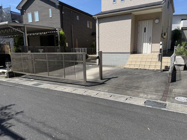 常滑市飛香台5丁目　中古戸建の駐車場|アップゲート（跳ね上げ門扉）がある2台分の駐車スペース。