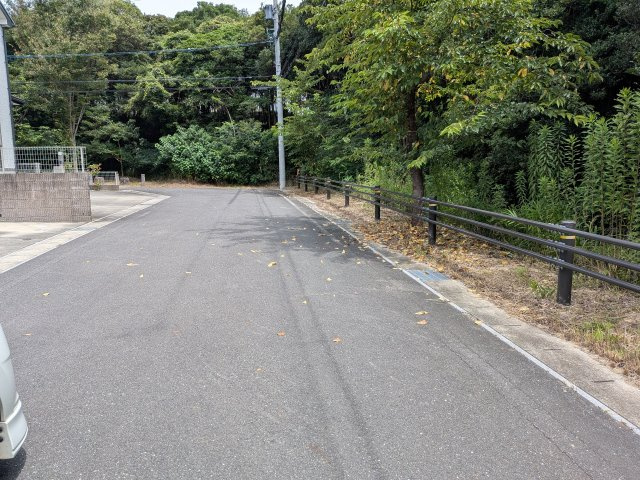 常滑市飛香台5丁目　中古戸建の前面道路含む現地写真|前面道路6.0ｍ。大通りから中に入っている閑静な住宅街です。