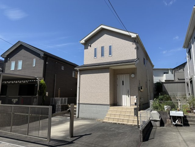 常滑市飛香台5丁目　中古戸建の外観|南側6mの広々とした道路で陽当り良好！緑を望む広いお庭でアウトドアを満喫♪プールやBBQを楽しんだり、テントを張っておうちキャンプを体験したり。休日の楽しみが増えそうなお住まいです☆