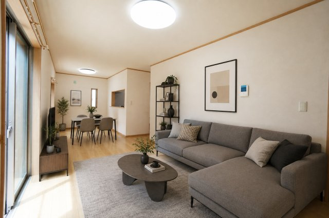 常滑市飛香台5丁目　中古戸建の居間・リビング|17.5帖のリビングは6帖の和室とつながる開放的な空間です。木目のフロア、ホワイトのクロスで温かみのあるナチュラルな雰囲気♪日当たりのいい明るいリビングは家族が集まる憩いのスペースです。※家具はCG