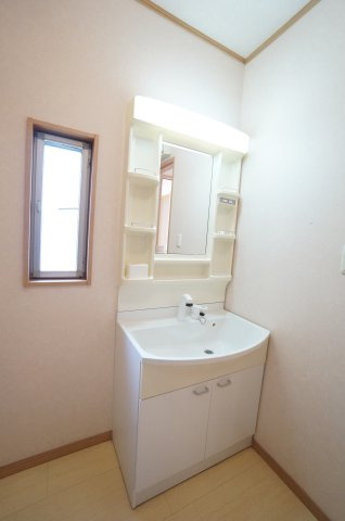 常滑市飛香台5丁目　中古戸建の独立洗面台|シャワー付き洗面化粧台は、伸ばせる水栓で洗面台でのシャンプーや洗い物に便利な仕様です。