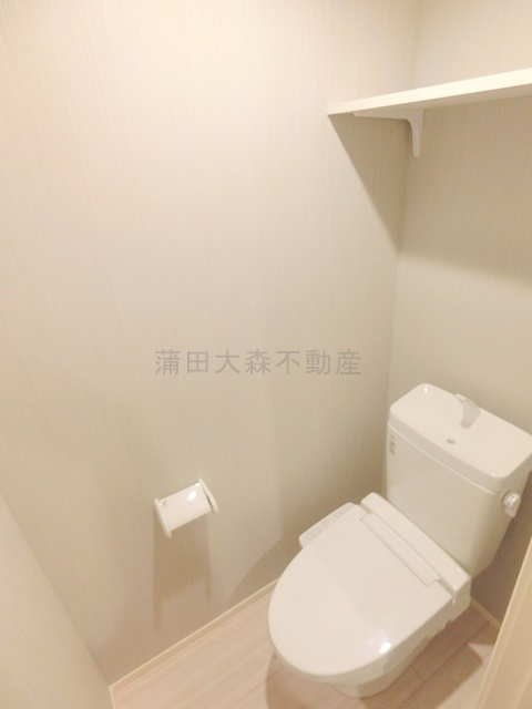 アーカスコートのトイレ|棚と温水洗浄便座付きのトイレ
