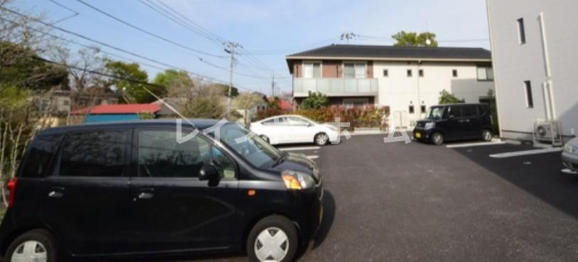 ラシーネ中里の駐車場
